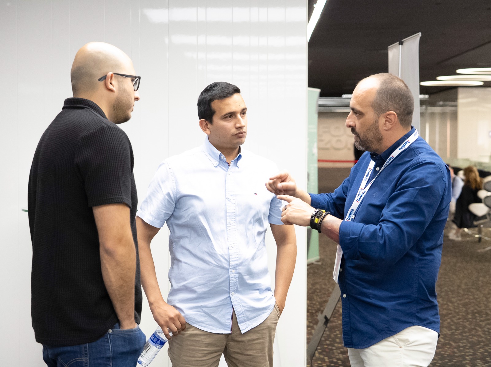 Miguel Ángel Ramírez charlando de cerca con un alumno